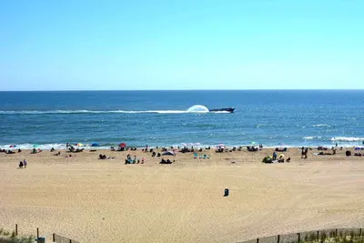 Image de Charmant et relaxant condo de luxe de 2 chambres en bord de mer avec une piscine extérieure et une vue magnifique sur l'océan à seulement quelques pas de la plage!