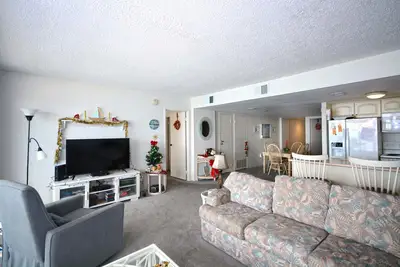 Image de Relaxant, condo de style confort en bord de mer de 2 chambres avec WiFi gratuit, une piscine couverte et une vue imprenable sur l'océan situé en haut du centre-ville, à quelques pas de la plage!