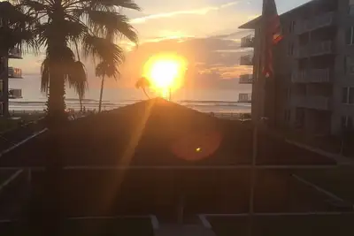 Image de Magnifique unité avec vue directe sur l'océan! No Drive Beach à Nsb!