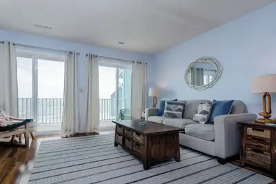 Image de Donnant à la fois la piscine et les plages de sable fin de ce bord de mer condo