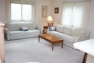 Image de Ce condo pittoresque mais immaculé de 2 chambres à coucher, avec Wi-Fi gratuit et une piscine extérieure est situé dans les quartiers chics de Bayside, dans un quartier paisible et familial!