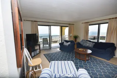 Image de Spacieux et confortable condo de 3 chambres en bord de mer avec WiFi gratuit et une vue magnifique sur l'océan situé dans le centre-ville à quelques pas de la plage!