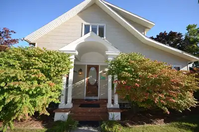 Image de The Front Cottage-Dans le village-Suttons Bay-Près des établissements vinicoles \/ brasserie