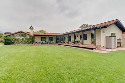 Image de SantaBarbara Aptmt personnalisé de style méditerranéen 1br