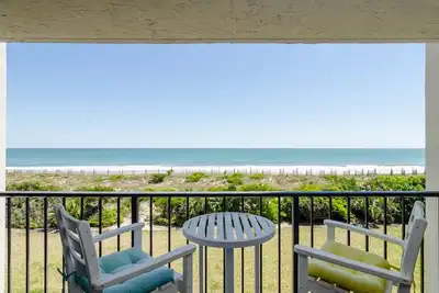 Image de Très belle vue directement sur la plage de cette 2ème étage en bord de mer condo