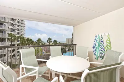 Image de Une version moderne de décor tropical avec grand salon Espace Extérieur. En bord de mer!