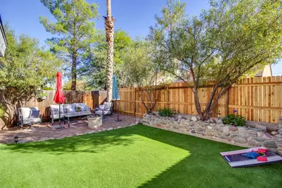 Image de Tucson House avec cour clôturée, patio et bain à remous!
