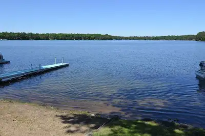 Image de Trois chambres Ă coucher avec trois lits queen, bord du lac sur Big Round
