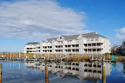 Image de Grand et spacieux condo de 3 chambres avec connexion Wi-Fi gratuite, un bateau et une piscine extérieure située en haut de la ville sur l’eau de la baie avec une vue imprenable sur la baie!