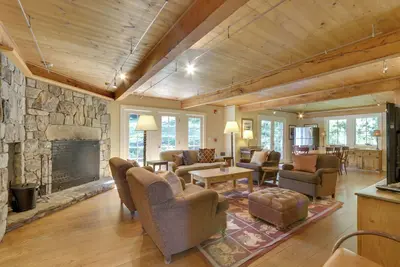 Image de \"Carriage House\" Lovely 7br Warren Accueil w \/ Wifi - Situé sur 500 pieds du lac Waramaug Waterfront - Idéal pour les réunions de famille, séparée 8br Accueil ou petits chalets disponibles sur place!