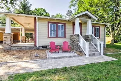 Image de Swannanoa Cottage rénové avec sauna, cour et foyer