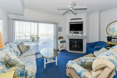 Image de Charmant condo de luxe de 3 chambres avec WiFi et piscine extérieure situé en haut de la baie, à quelques pâtés de maisons de la plage!