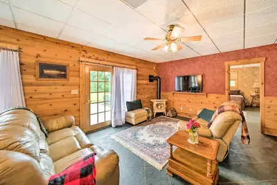 Image de Spacieux Apt. w / Fire Pit & Lake Sugema Vues!