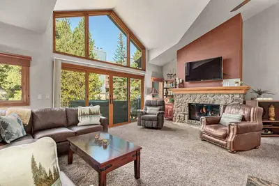 Image de Maison de ville r��nov��e, très bien situ���� à pied du centre-ville, 8 couchages, garage gratuit, lit king size!