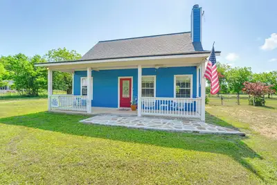 Image de 'Blue Cottage Inn' de Blanco avec patio, grill et véranda