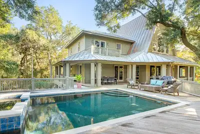Image de 216 Glen Abbey: une escapade charmante! 4 Br Home, piscine chauffée, accès facile à la plage