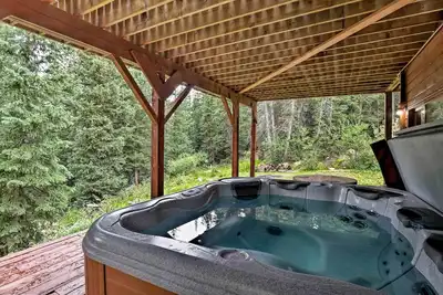 Image de Alma Lodge avec bain Ă remous & Mtn. Vues - minutes de ski