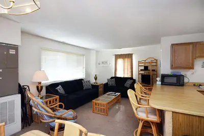 Image de Condo spacieux et pittoresque de 2 chambres avec WiFi gratuit et un grand balcon situé au centre-ville sur la baie à seulement deux pâtés de maisons de la plage!