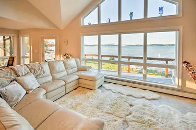Image de Luxueux Oceanfront Flanders Bay Home w \/ Kayaks!