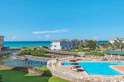 Image de Vues sur le golfe et la piscine depuis le balcon! Emplacement fantastique sur le Serene 30a! !
