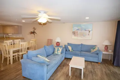 Image de Élégant et spacieux condo de 2 chambres avec Wi-Fi gratuit, une piscine couverte et les chaînes Hbo, situé dans le centre-ville, près du minigolf et du cinéma et à seulement un pâté de maisons de la plage!