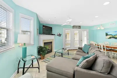 Image de Élégant condo haut de gamme avec 3 chambres, téléviseur dans chaque chambre et salon, accès Internet sans fil gratuit et deux étages situés au centre-ville, à quelques rues de la promenade et à quelques pas de la plage!
