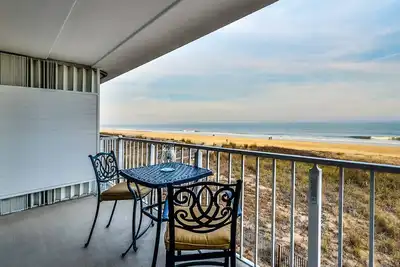 Image de Spacieux, condo de style impeccable 1 chambre en bord de mer avec WiFi gratuit et vue imprenable sur l'océan à quelques pas de la plage!