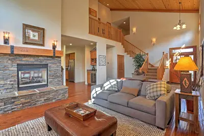 Image de Mise Ă jour du 3h Truckee Townhome w \/ Hot Tub & Views!