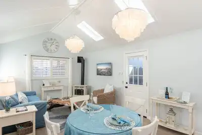 Image de 3264 Sea Shell Guest Cottage ~ À pied du centre-ville et de la plage!