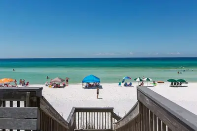 Image de Gated Gulf-Front Community, 2e rangée depuis la plage