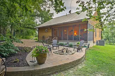 Image de Cabine Makanda avec terrasse dans la forêt nationale de Shawnee!