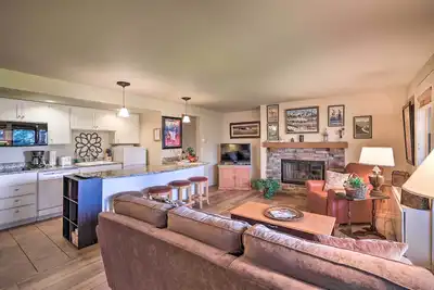 Image de Bend Condo w / Deck & Forest Views!