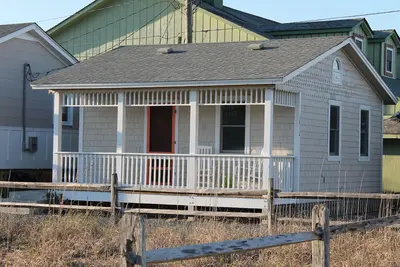 Image de Cottage Studio rénové avec charme avec accès facile à la plage!