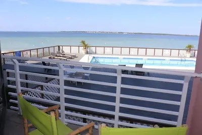 Image de Condo élégant et spacieux sur la baie. Chambre pour la famille et vues, vues, vues.