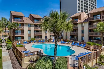 Image de Grand condo avec 3 chambres et 2 salles de bain et vue sur la cour - à l’ancrage