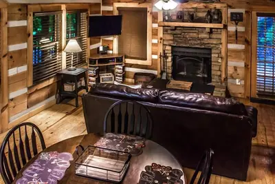 Image de Cabine bien située à proximité des attractions de Pigeon Forge, des animaux de compagnie et des commodités modernes