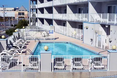 Image de Condo de bloc de l'océan de 3 chambres confortable mais chic avec WiFi gratuit et une piscine extérieure située près du centre-ville et à quelques pas de la plage!