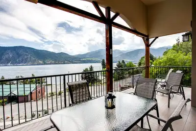 Image de Manson Condo w \/ Mtn Views-1 Block from Lake Chelan!