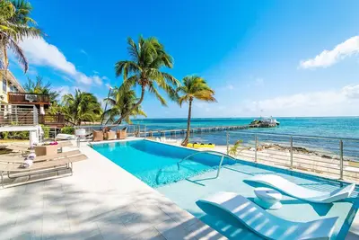 Mahogany Cove: Breezy Beach House avec plongée en apnée dans l'arrière-cour