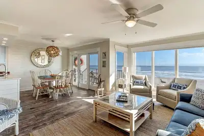 Image de Unité de fin avec des touches de concepteur et Oceanviews étendu! Entièrement rénové 2018.