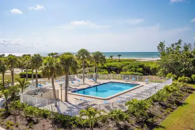 Image de Condo 2 chambres au dernier étage récemment rénové - Sandpiper Beach 406
