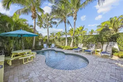 Image de 50 étapes à Gulf Coast Beach! Belle piscine privée à partir des propriétés voisines