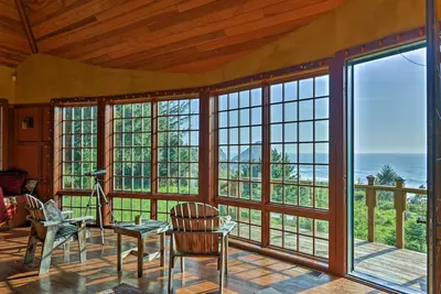 Image de Forested Gold Beach House avec vue panoramique sur l'océan!