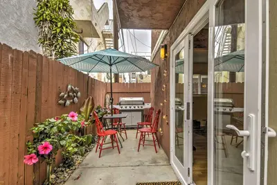Image de Oxnard Apt avec Patio-1\/2 Mi. de la plage de Silverstrand