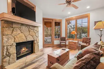 À côté de la rue principale et des remontées mécaniques, vue sur la montagne, garage chauffé!