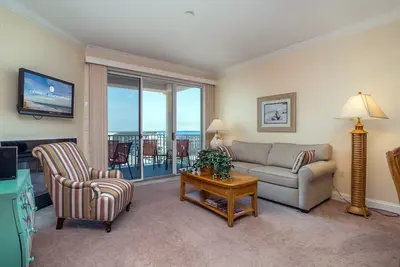 Image de Récent construction droit magnifique condo sur la promenade avec une piscine!