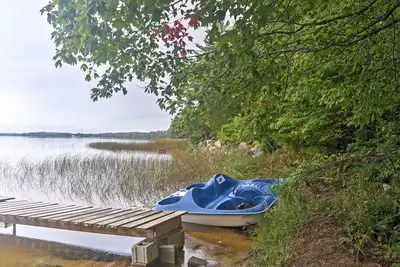 Image de Cabine rustique au bord du lac Gould City avec chaloupe et quai