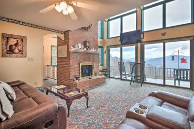 Image de Burnsville House avec terrasse et vues à 180 degrés sur Mtn!