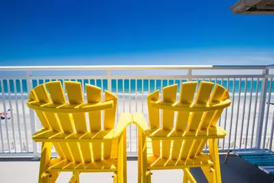 Image de Dernier étage en bord de mer avec vue panoramique, petit bâtiment avec ascenseur. Petits chiens considérés hors saison.