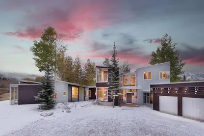 Image de Splendeur contemporaine privée avec vue à 360 degrés